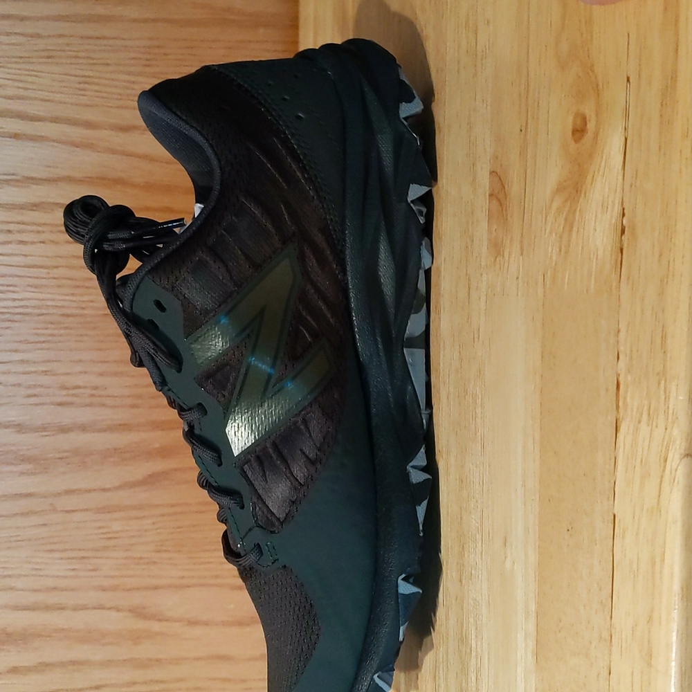 New Balance MT690RG2, Trail Runners, Size 9, new in box